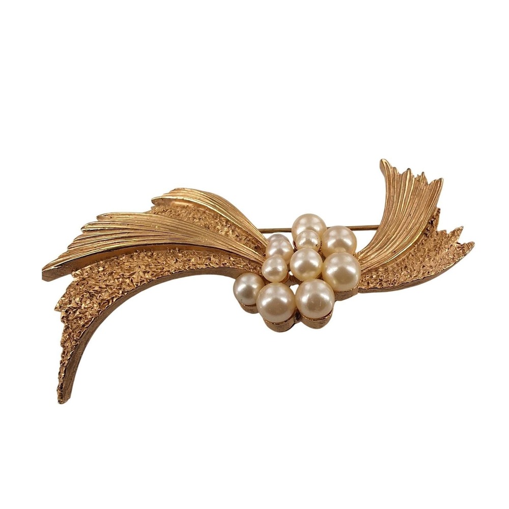 Vintage‎ Crown Trifari Gold Tone Faux Pearl Ribbon Cluster Brooch Mid-Century